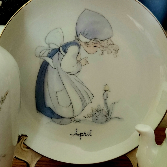 APRIL Precious Moments Birthday Month Vase Teapot Vase Set of 3 - Picture 4 of 8